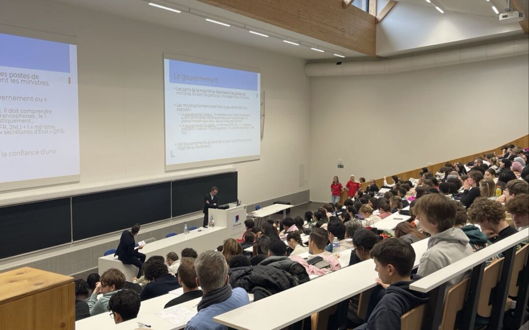 Une matinée d’information captivante sur les élections 2024 à l’UCLouvain Saint-Louis Bruxelles ! 🗳️📚